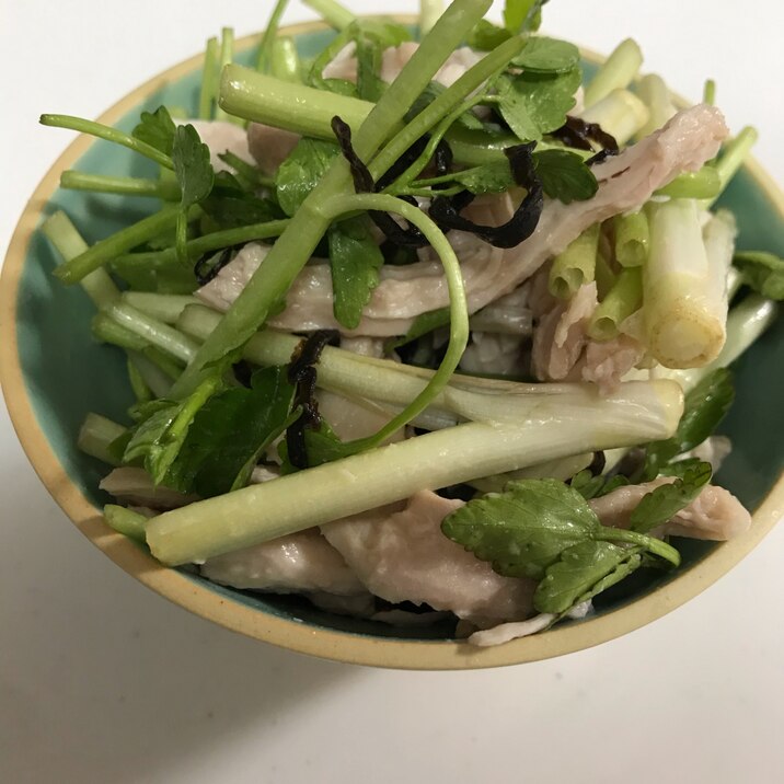 セリと鶏胸肉の塩昆布和え